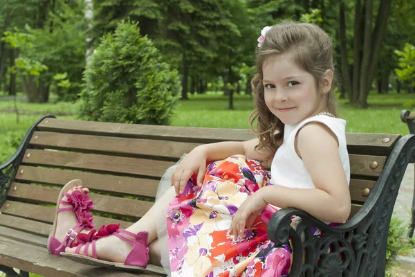 Ребенок на скамейке в парке Стоковое Изображение