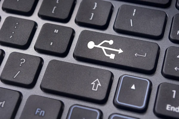 Klavye, hazır bir usb anahtarı üzerinde USB işaretlerini girmek — Stok fotoğraf