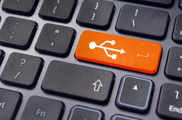 Klavye, hazır bir usb anahtarı üzerinde USB işaretlerini girmek — Stok fotoğraf