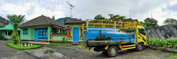 Typical Balinese, truck with temple — Stock Photo, Image