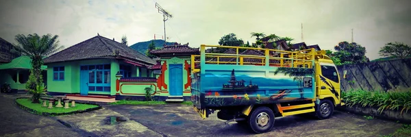 Typowy balijski, ciężarówka ze świątyni — Zdjęcie stockowe