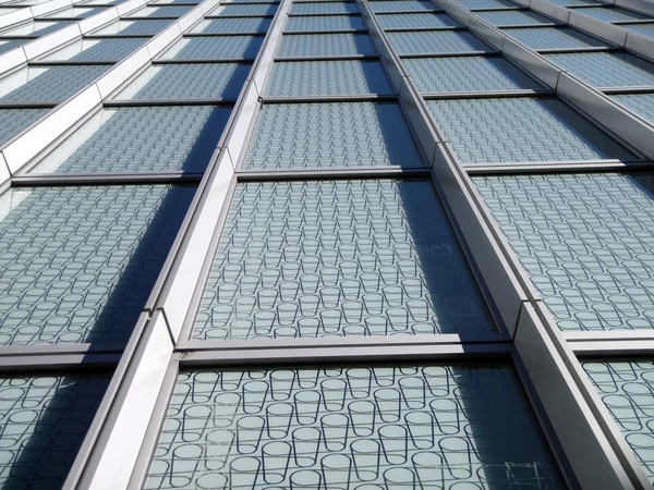 Moderna blå fönster med mönster på glas — Stockfoto