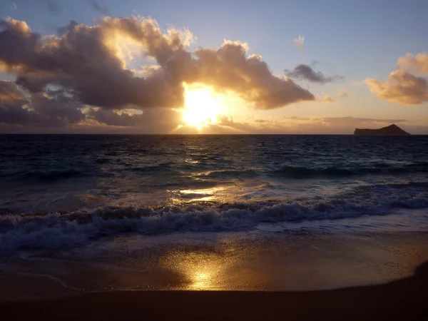Východ slunce na pláži waimanalo na oahu, hawaii — Stock fotografie