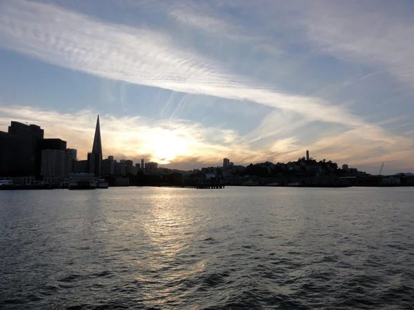 O horizonte de São Francisco em Bayside ao pôr do sol — Fotografia de Stock