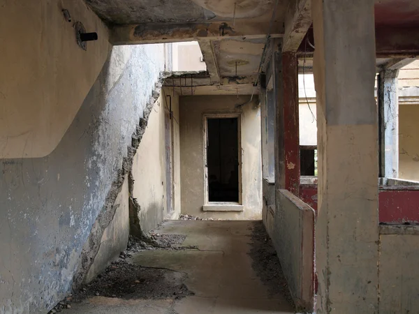 Dentro de um edifício em ruínas — Fotografia de Stock