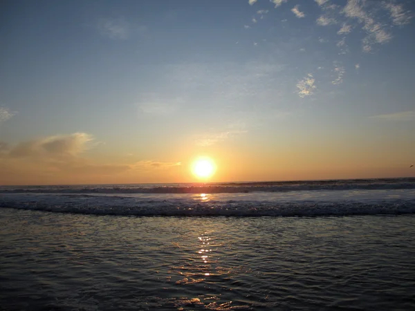 Coucher de soleil sur les vagues océaniques de Half Moon Bay — Photo