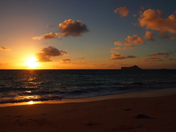 Nascer do sol em Waimanalo Beach em Oahu, Havaí — Fotografia de Stock