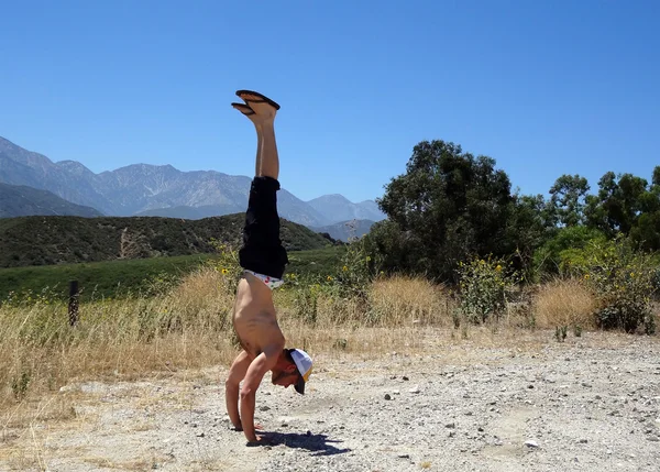 California alanında kir handstanding — Stok fotoğraf