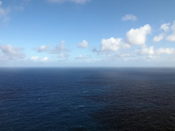 Oceán a Cloud stvol s zubaté stín na vodě — Stock fotografie