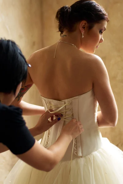 Vestire la sposa con il tatuaggio — Foto Stock