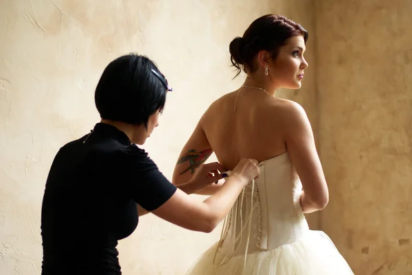 Сукня нареченої з татуюванням — стокове фото