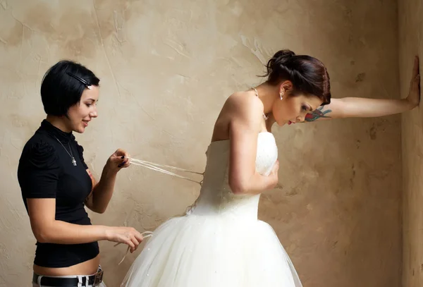 Kleid der Braut mit Tätowierung — Stockfoto