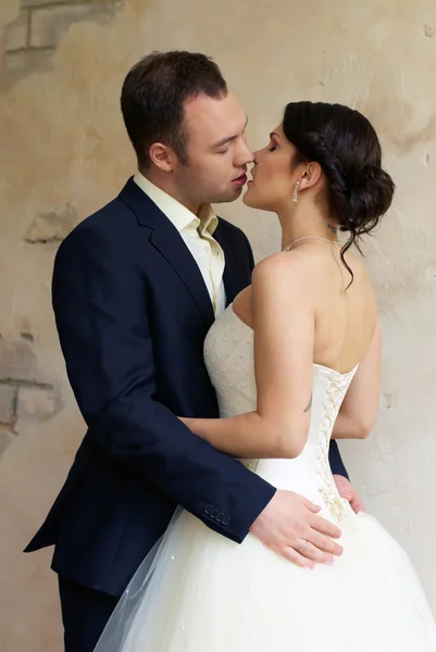 Γαμπρός φιλιά νύφη σε άδειο δωμάτιο — Φωτογραφία Αρχείου