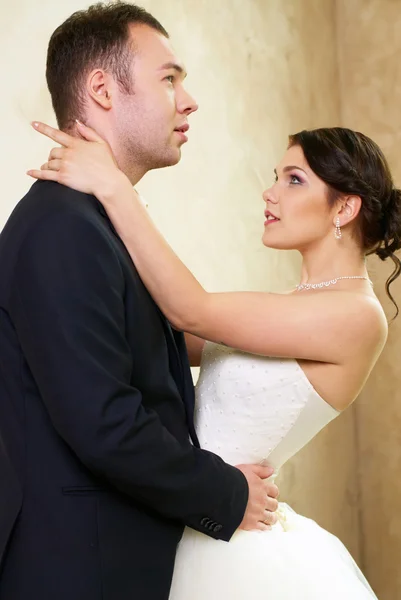 Noiva e noivo abraçando no quarto vazio — Fotografia de Stock
