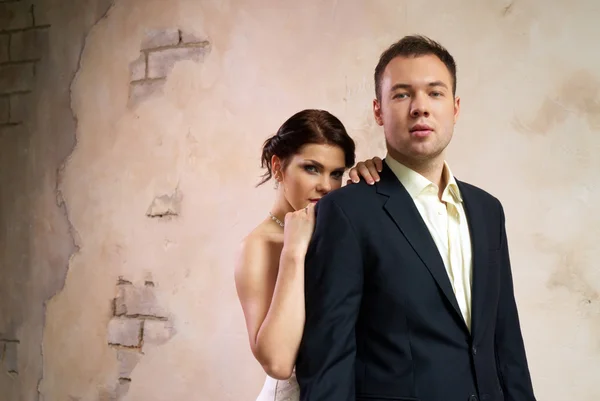 Sposo e sposo in piedi in camera vuota — Foto Stock