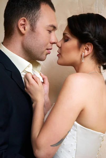 Bruden och brudgummen kramas i tomma rum — Stockfoto