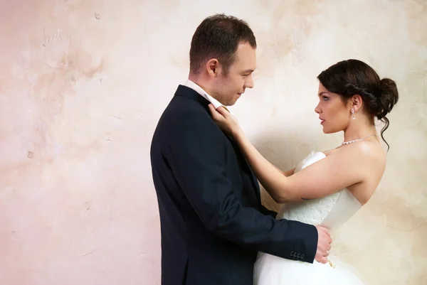 Bruden och brudgummen kramas i tomma rum — Stockfoto