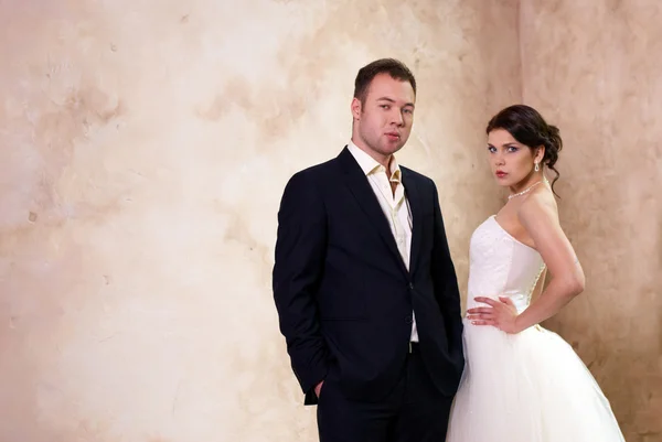 Νύφη και γαμπρός στέκεται στο άδειο δωμάτιο — Φωτογραφία Αρχείου