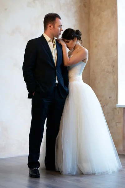 Bruden och brudgummen står i tomma rum — Stockfoto