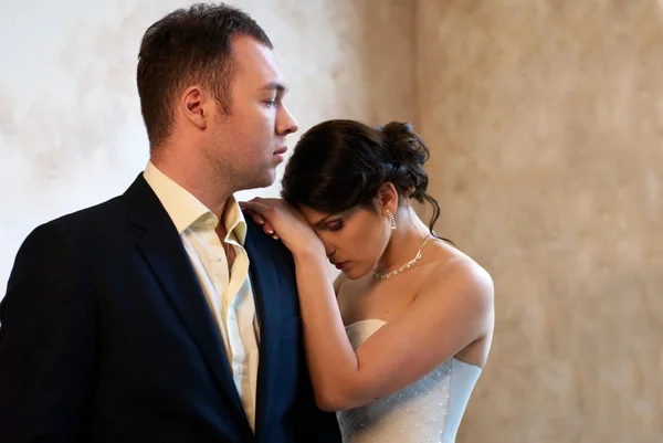 Bruden och brudgummen står i tomma rum — Stockfoto