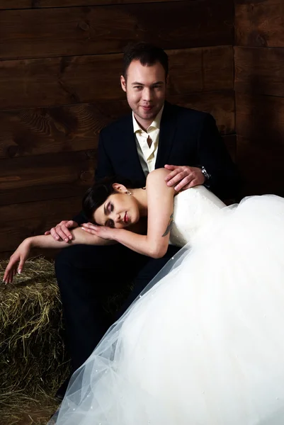 Menyasszony a vőlegény kör istállóban fekve — Stock Fotó