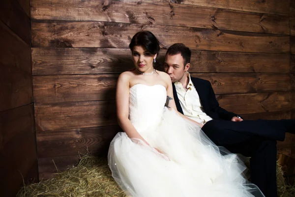 Pareja en su ropa de boda en granero con heno —  Fotos de Stock