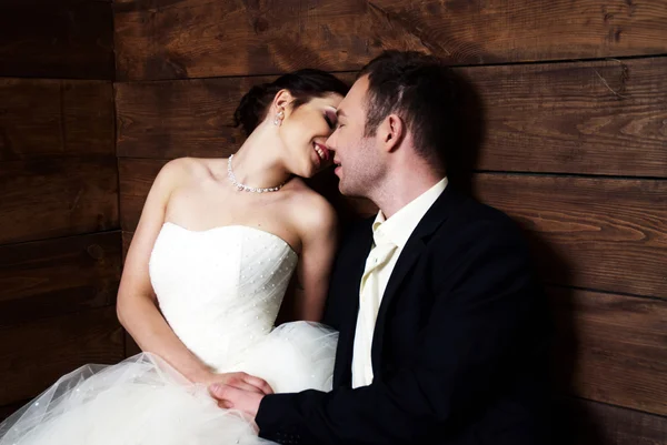 Par i deras bröllop kläder i ladan med hö — Stockfoto