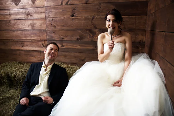 Pár esküvői ruhát a széna pajtában — Stock Fotó