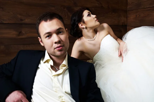 Pasangan dalam pakaian pernikahan mereka di gudang dengan jerami — Stok Foto