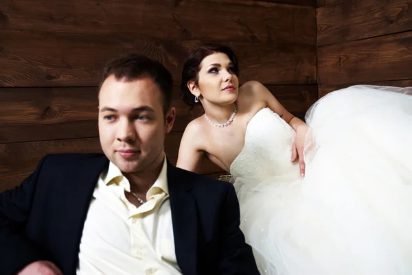 Casal em suas roupas de casamento no celeiro com feno — Fotografia de Stock