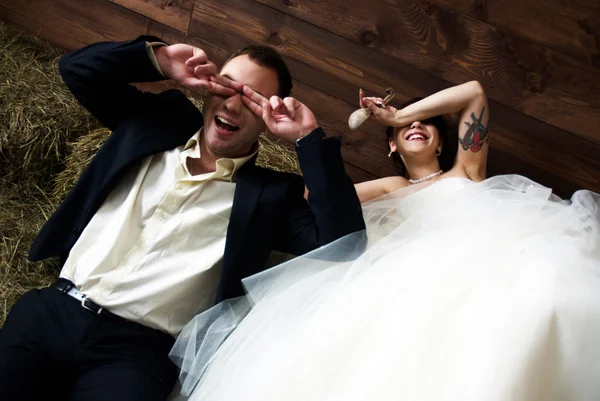 Pár esküvői ruhát a barn-nevető — Stock Fotó