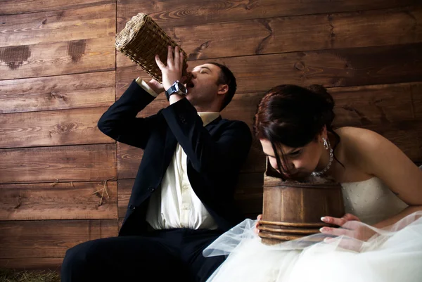 干し草の納屋で彼らの結婚式の服のカップル — ストック写真