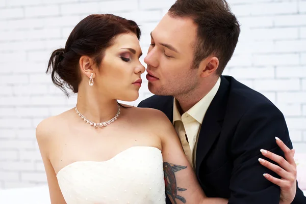 Vőlegény menyasszony fehér szobában csókok — Stock Fotó