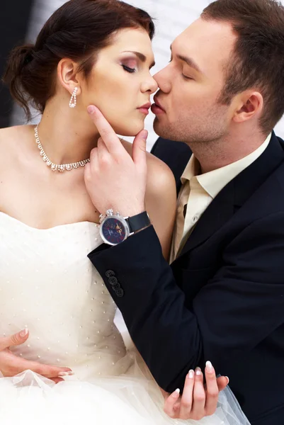Groom embrasse mariée dans la chambre blanche — Photo