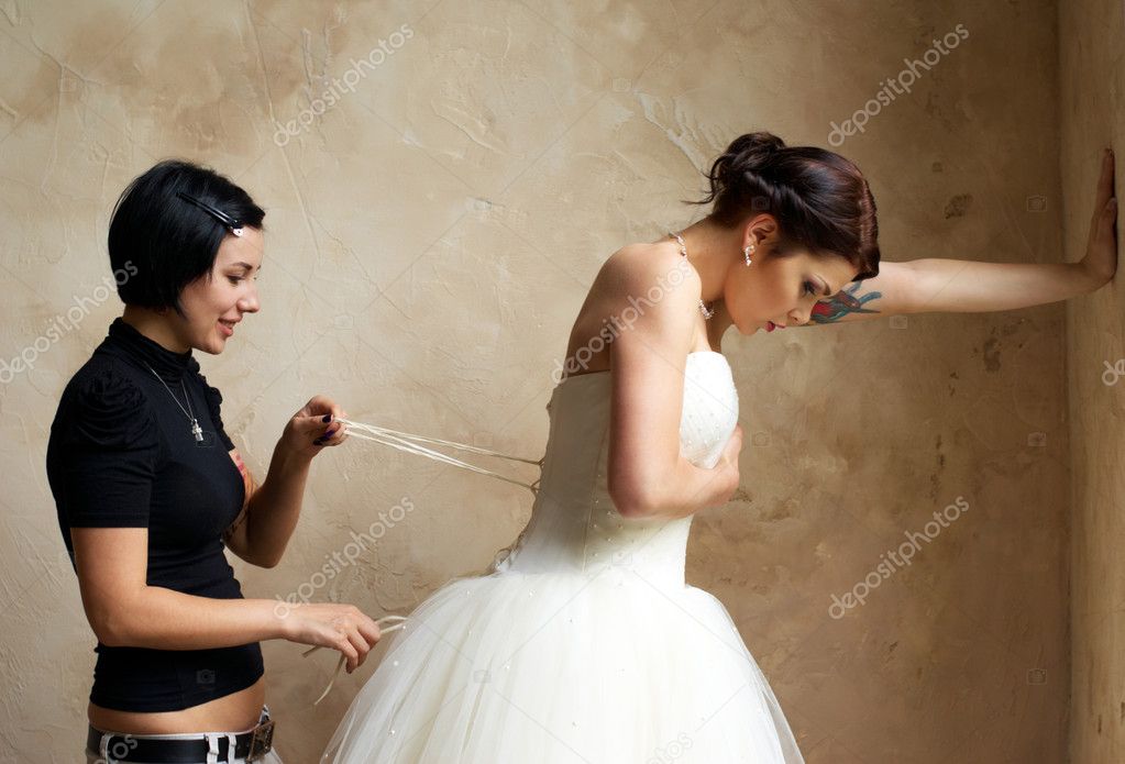 vestir a la novia con tatuaje — fotos de stock © dmitryzubarev #11000112