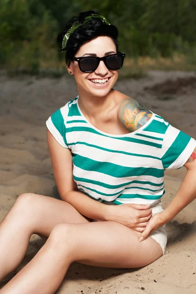 Roztomilá dívka s tetováním, sluneční brýle — Stock fotografie