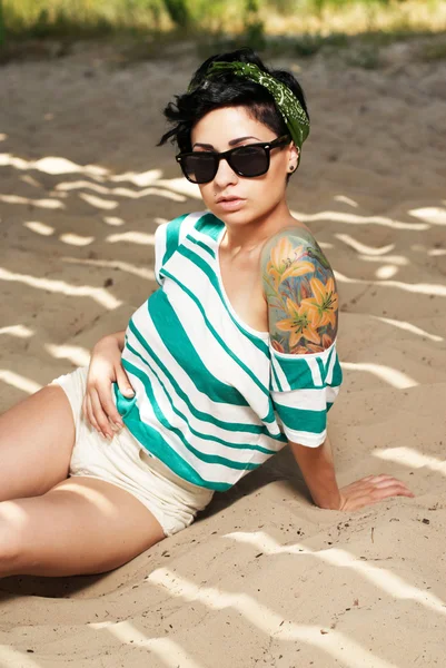 Schattig meisje met een tatoeage dragen van een zonnebril — Stockfoto