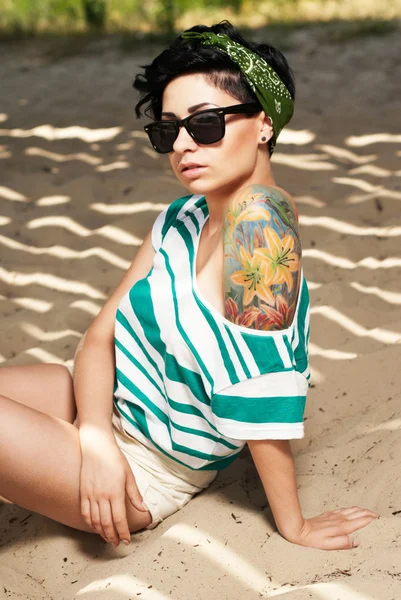 Schattig meisje met een tatoeage dragen van een zonnebril — Stockfoto