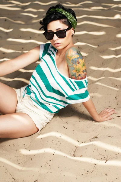 Adorabile ragazza con tatuaggio che indossa occhiali da sole — Foto Stock