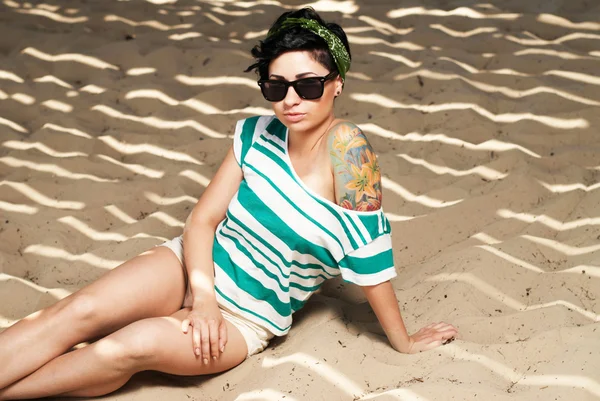 Adorable chica con tatuaje usando gafas de sol —  Fotos de Stock