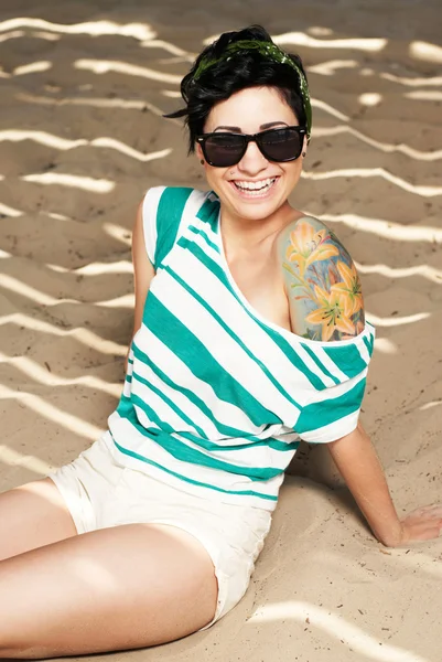 Güneş gözlüğü takmış dövmeli güzel kız — Stok fotoğraf