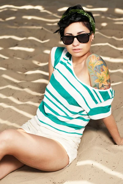 Чарівна дівчина з татуюванням у сонцезахисних окулярах — стокове фото