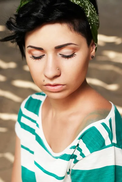 Fata adorabila cu tatuaj pe plaja — Fotografie, imagine de stoc