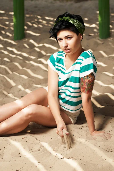 Plajda dövmeli kız kum dökülen — Stok fotoğraf