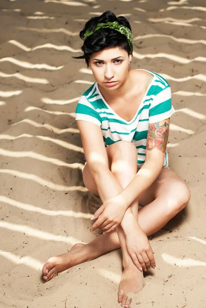 Bedårande flicka med tatuering på stranden — Stockfoto