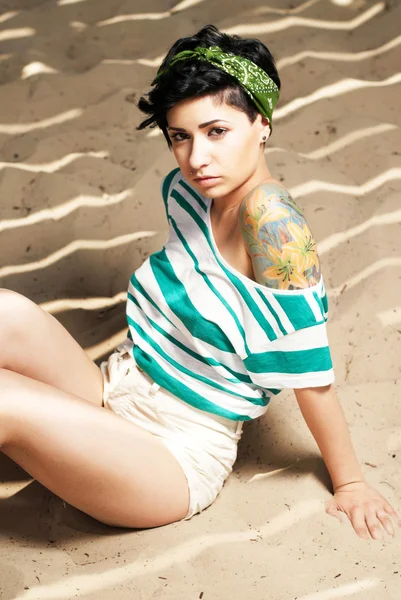 Imádnivaló lány tetoválás a strandon — Stock Fotó