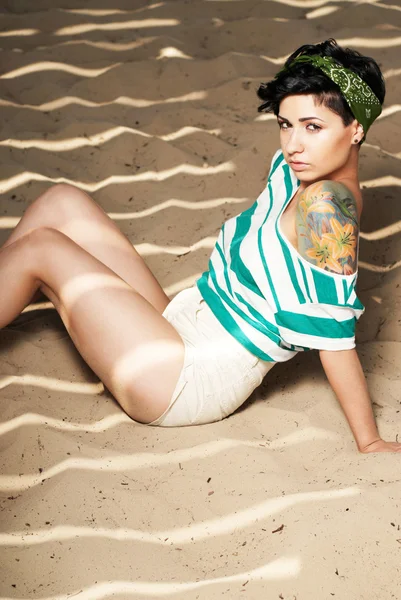 Чарівна дівчина з татуюванням на пляжі — стокове фото