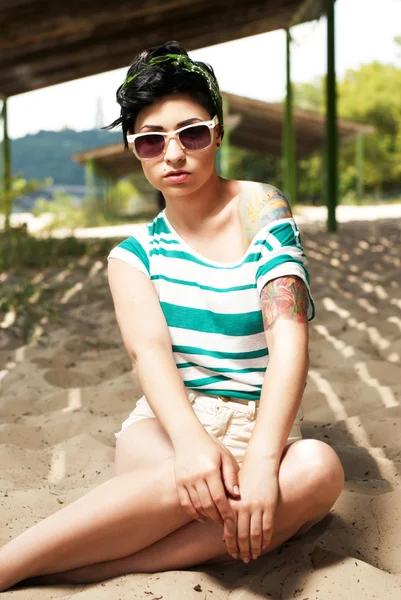 Αξιολάτρευτο κορίτσι με τατουάζ φορώντας γυαλιά ηλίου — Φωτογραφία Αρχείου