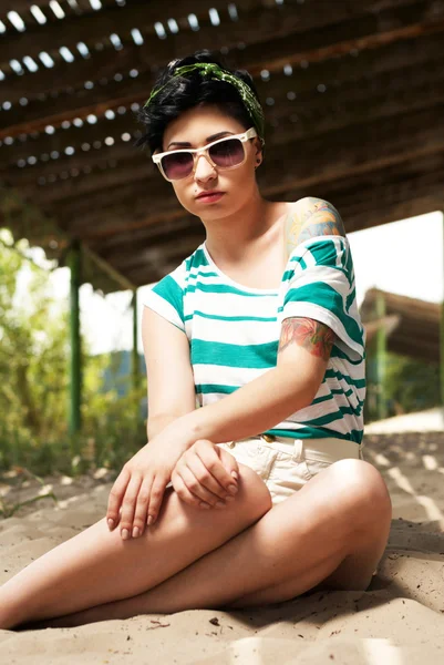Menina adorável com tatuagem usando óculos de sol — Fotografia de Stock