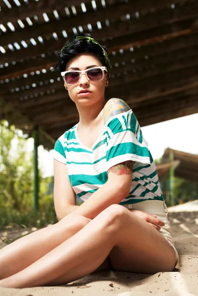 Adorable chica con tatuaje usando gafas de sol — Foto de Stock